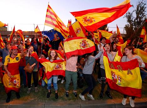 Myös Barcelonan kaduilla liikkui lauantaina Katalonian itsenäisyyttä vastustavaa väkeä Espanjan lippujen kanssa.
