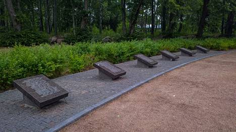 Kuudessa kivilaatassa oli Koiviston sankarihautausmaalle siunattujen suomalaissotlaiden nimet. Ei ole tietoa siitä, missä laatat ovat nyt.