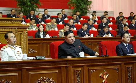 Kim Yo-jong tallentui kameraan istuessaan kongressissa maan johtajille tarkoitetulla korokkeella. Hän on veljensä vasemmalla puolella heti tämän takana olevalla rivillä.
