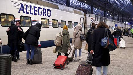 Allegro-juna kuljettaa ihmisiä Pietarista Helsinkiin.