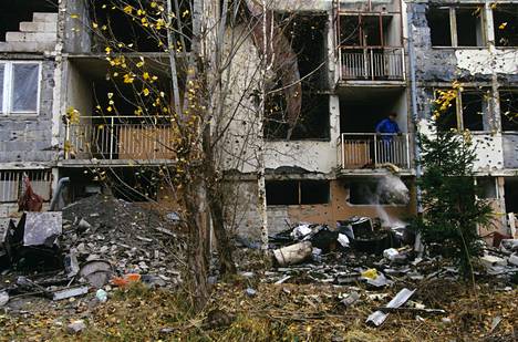 Raunioitunut rakennus Sarajevon lentokentän lähellä 1997.