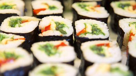”Emme ole montaakaan kertaa, joutuneet veloittamaan asiakkailta 10 euron lisämaksua ylijääneestä ruoasta”, kerrotaan Kobe Sushi -ravintolasta.