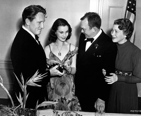 Vivien Leigh (2. vas.) palkittiin vuoden 1940 gaalassa roolistaan Scarlett O’Harana elokuvassa Tuulen viemää. Pokaalia ihailemassa myös Spencer Tracy, Thomas Mitchell ja Fay Bainter.