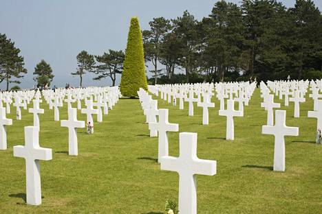 Transatlanttisen yhteistyön pysyvä muistomerkki. Normandian maihinnousussa kaatuneiden amerikkalaissotilaiden hautausmaa Ranskan Normandiassa.