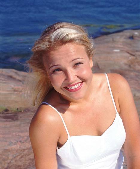 Marita Taavitsainen juhlii syntymäpäiviään ystävien kesken. Kuva vuodelta 1999.