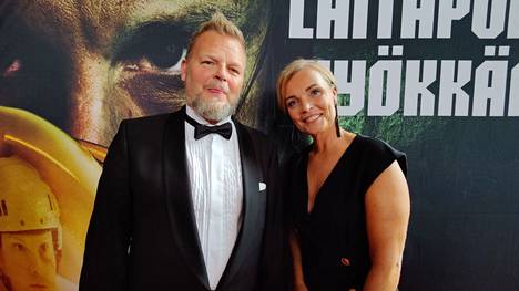 Marko Jantunen ja entinen puoliso Sari Jantunen edustivat Laitapuolen hyökkääjä -elokuvan kutsuvierasensi-illassa elokuussa.