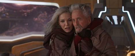 Kolmannessa Ant-Man-seikkailussa Michael Douglas saa rinnalleen Michelle Pfiefferin, joka esittää fyysikko Hank Pymin kauan kvanttimaailmassa vankina ollutta vaimoa Janet van Dynea.
