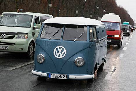 Kymmenet Volkswagenit ajoivat letkassa Berliinin keskustassa 10. maaliskuuta. Tempauksellaan VW-kuskit, joista osa ajoi myös bensiinikäyttöisillä ajoneuvoilla, osoittivat mieltään dieselautoja koskevia ajokieltoja vastaan. Berliini kieltää myöhemmin tänä vuonna Euro 5 -luokan ja sitä vanhempien dieselautojen käytön tietyillä alueilla.