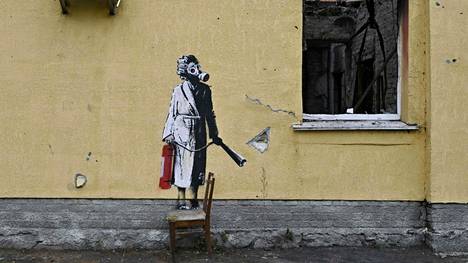 Banksyn seinämaalaus Gostomelin kaupungissa. 