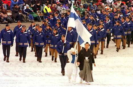 Janne Ahonen kantoi Suomen lippua Naganossa 1998.