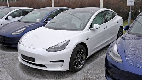 Muun muassa Tesla Model 3 -autojen lämmityksessä on ilmennyt ongelmia. 