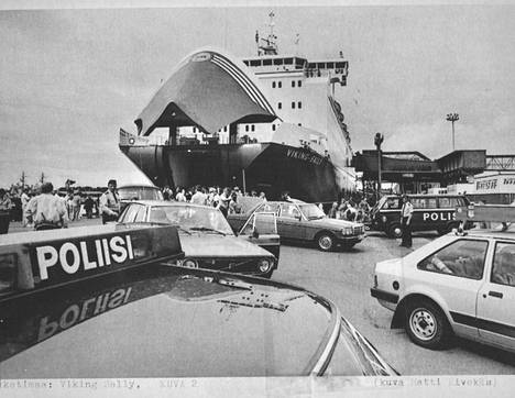 Risteilyaluksella käynnistyi mittava poliisioperaatio, kun uhrit löytyivät laivan kannelta. 