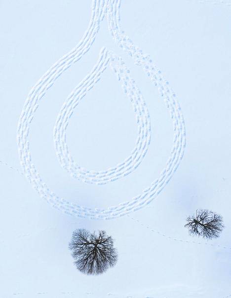 Kuviot on tallattu lumeen lumikengillä. Janne Pyykön mukaan on tärkeää, että jalanjälkien väliin jää myös koskematonta lunta: Se tuo tekstuuria kuvioon ja lisäksi lumipiirros säilyy pidempään pienessä lumisateessa.