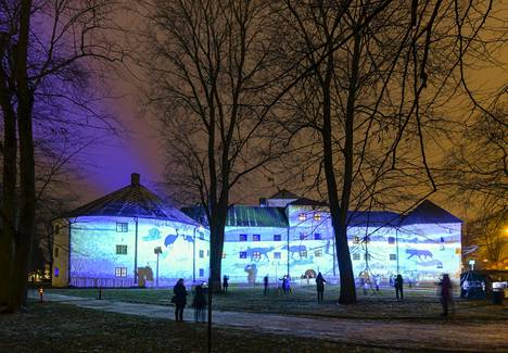 Turun linna valaistiin sinivalkeaksi – tuhannet ihmiset tulivat paikalle -  Suomi 100 - Ilta-Sanomat