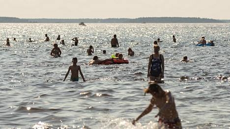 Uimarannalta voi saada ikävän yllätyksen. Kuva Oulun Nallikarin uimarannalta.