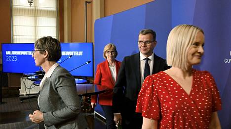 Kristillisdemokraattien puheenjohtaja Sari Essayah (vasemmalla), Rkp:n puheenjohtaja Anna-Maja Henriksson, kokoomuksen puheenjohtaja Petteri Orpo ja perussuomalaisten puheenjohtaja Riikka Purra.