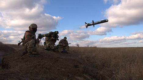 Ukrainan armeija ampui Javelin-panssarintorjuntaohjuksia sotaharjoituksissa Donetskin alueella joulukuussa.