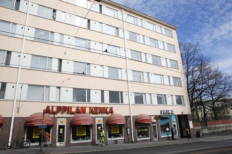 Nainen omisti Helsingin Porvoonkatu 15 sijaitsevasta talosta 32 asuntoa, joiden arvioitu arvo oli runsaat kuusi miljoonaa euroa. Asunnot jaettiin Helsingin kaupungin ja De Utvecklingsstördas Väl i Mellersta Nyland r.f -nimisen yhdistyksen kesken.