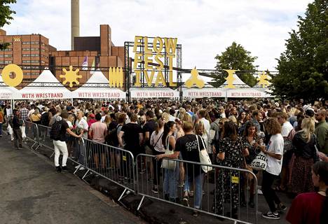 Festarivieraat jonottavat rannekkeita Flow-festivaaleille Helsingissä 10. elokuuta 2019.