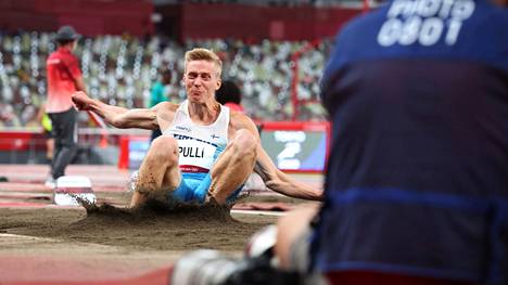 Kristian Pulli sijoittui Tokion olympiakisojen pituushypyssä 9:nneksi. Paikka jatkokierroksille jäi 7 sentin päähän. Seuratasolla ura on jatkumassa Oulun Pyrinnössä.