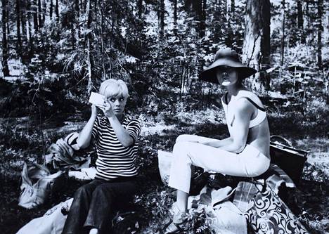 Kesäkuu 1967. ”Ystäväni ja kollegani Killin eli Kirsti Wallasvaaran kanssa Lapualaismorsiamen kuvauksissa Laajasalon uimarannalla.”