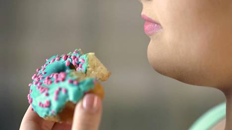 Ruokavalio, joka sisältää runsaasti paljon sokeria ja vähän kuitua sisältäviä ”höttöhiilareita”, on omiaan lisäämään vyötärölihavuutta.