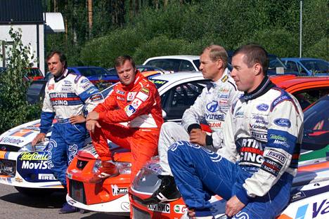 Maailmanmestarit Colin McRae (etualalla), Juha Kankkunen, Tommi Mäkinen ja Carlos Sainz kuvattiin Suomen MM-rallissa 2001.