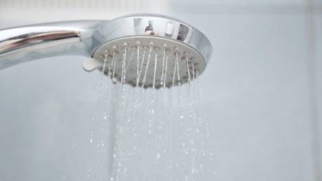 Viisikin minuuttia lämpimässä suihkussa kuluttaa sähköä yli tuplasti enemmän kuin aterian kokkaaminen liedellä. 