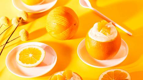 Appelsiinirahkalla ja kermalla täytetyt appelsiinit on helppo valmistaa ja tuovat taatusti hymyn huulille. 