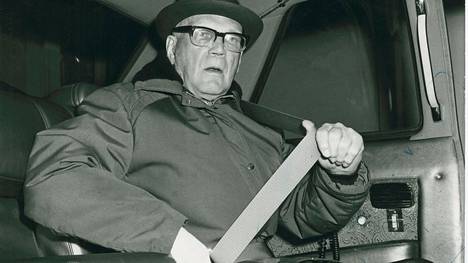 Myös presidentti Kekkonen näytti kansalle esimerkkiä käyttämällä virkalimusiinin takaistuimelle asennettua turvavyötä. Kuva vuodelta 1972.
