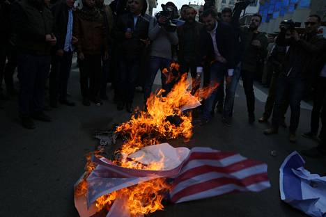 Yhdysvaltojen ja Israelin lippuja on sytytetty tuleen.
