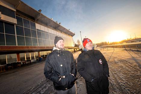 Järvenpää (oik.) toimii myös Porin Ravit Oy:n kilpailupäällikkönä. Viime talvena otetussa kuvassa vasemmalla toimitusjohtaja Jesse Laaksonen.