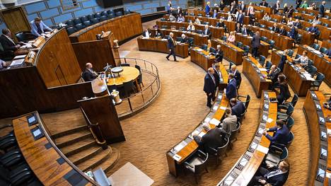 Hallitus teki kehysriihessä päätökset noin kolmen miljardin euron leikkauksista ja veronkorotuksista. Hallitus vastaa tänään kello 16 opposition kysymyksiin.