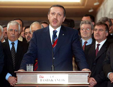 Recep Tayyip Erdogan nousi pääministeriksi maaliskuussa 2003 AK-puolueen ensimmäisten vaalien jälkeen. Kuva on Erdoganin virkaanastujaispuheesta.