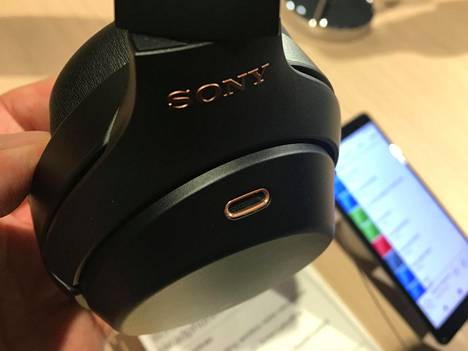Sonyn kuulokkeissa on ympäristön ääniä tarkkaileva mikrofoni.