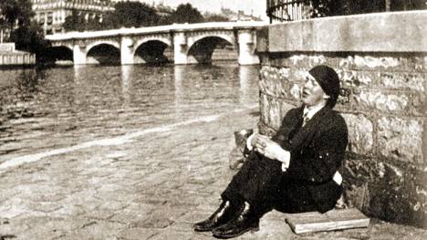 Mika Waltari matkusti Pariisiin 1928 kahdeksi kuukaudeksi kirjoittamaan esikoisromaaniaan. Hän oli ollut siellä jo edellisvuonna.