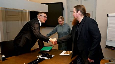 Satamaoperaattorit ry:n toimitusjohtaja Juha Mutru, valtakunnansovittelija Anu Sajavaara ja AKT:n puheenjohtaja Ismo Kokko jatkoivat tapasivat perjantaina valtakunnansovittelijan toimistossa.