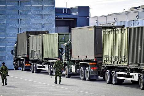 Armeijan ajoneuvot toivat kenttäsairaalan rakennustarpeita Tukholman messualueelle maanantaina.