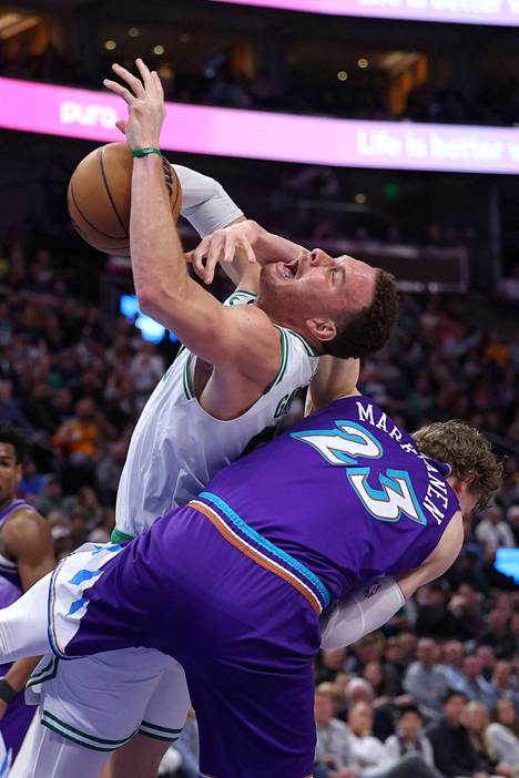 Boston Celticsin Blake Griffin törmäsi Utah Jazzin Lauri Markkaseen lauantaina Salt Lake Cityssä.