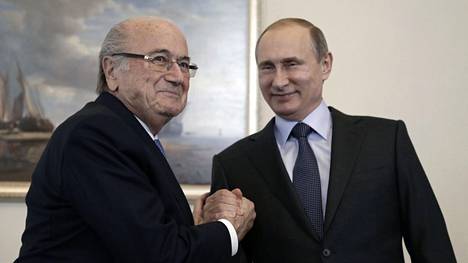 Sepp Blatter (vas.) ja Vladimir Putin paiskasivat kättä vuonna 2015.