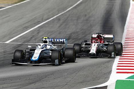 Williamsin Nicholas Latifi kaksintaistelussa Alfa Romeon Kimi Räikköstä vastaan Espanjan GP:ssä viime sunnuntaina.