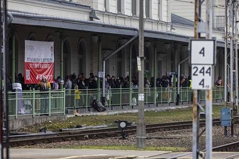 Osa pakolaisista saapuu Lvivistä junalla Puolaan.