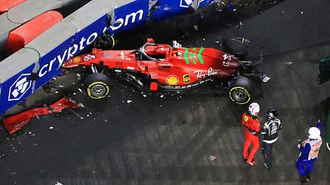 Charles Leclerc päätyi ulos radalta F1-harjoituksissa. Kuvassa hänen Ferrarinsa.