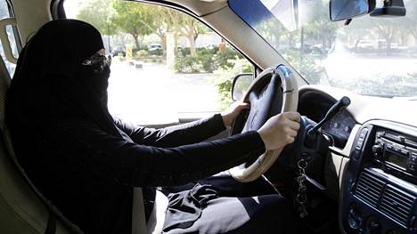 Saudiarabialainen nainen kuvattuna autilemassa maan pääkaupungissa Riadissa lokakuussa 2013. Tuolloin kerrottiin viranomaisten pidättäneen 14 autoilevaa naista Saudi-Arabiassa.