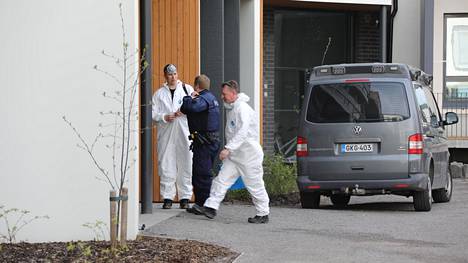 Henkirikos tapahtui Vantaan Spinellikujalla viime toukokuussa. Poliisi suoritti tutkintaa paikan päällä tapahtumapäivänä.