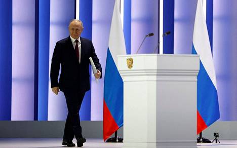 Putin käveli varmasti puhujankorokkeen taakse, kehonkielen asiantuntija Sami Sallinen arvioi.