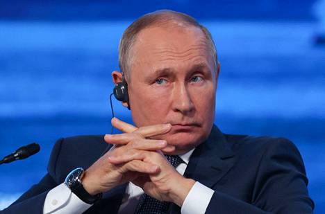 Vladimir Putin kuvattuna Vladivostokin talousfoorumissa 7. syyskuuta. Kaksi foorumiin osallistunutta Putinin lähipiirin miestä on sittemmin kuollut äkillisesti.