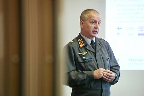 Maavoimien komentaja, kenraaliluutnantti Petri Hulkko puhui asevelvollisuudesta mediatilaisuudessa Helsingissä.