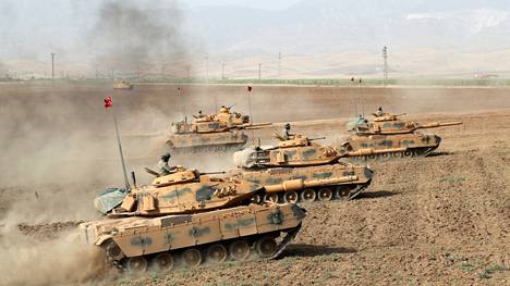 Turkin armeijan panssarivaunuja sotilasharjoituksessa lähellä Turkin ja Irakin välistä rajaa Silopissa. 