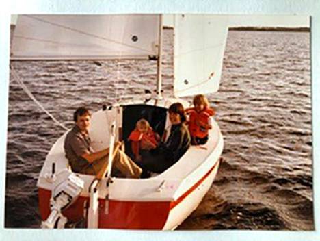 Näsijärvi 1980. ”Minä, tyttäret ja lasten isä purjehtimassa pikkuisella purjeveneellä.”